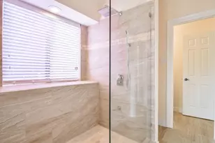 6325 Southwood Ct N, Houston, TX 77035 - Photo 14
