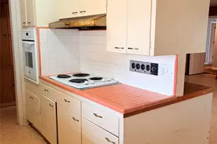 911 Roberts St, El Campo, TX 77437 - Photo 4