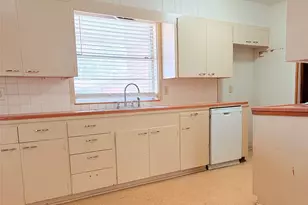 911 Roberts St, El Campo, TX 77437 - Photo 8