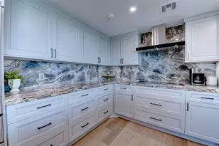 801 E Beach Dr, Galveston, TX 77550 - Photo 10