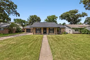 3700 Kingsway Dr, Baytown, TX 77521 - Photo 2