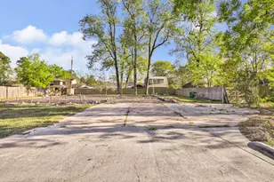 718 Fall Creek Dr, Houston, TX 77336 - Photo 2