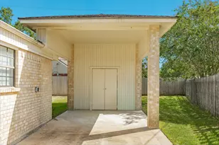 712 Browning St, Angleton, TX 77515 - Photo 8
