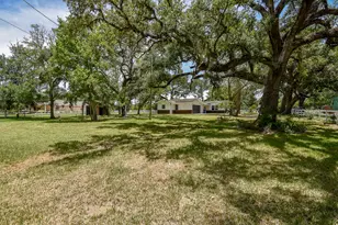 1410 S Columbia Dr, West Columbia, TX 77486 - Photo 10