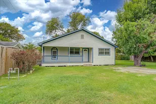 612 Harvey St, Clute, TX 77531 - Photo 2