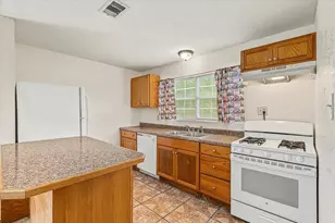 612 Harvey St, Clute, TX 77531 - Photo 10