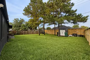 2043 Des Jardines St, Houston, TX 77023 - Photo 2