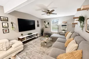 2043 Des Jardines St, Houston, TX 77023 - Photo 6