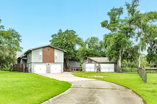 1 Buffalo Ct, Lake Jackson, TX 77566 - Photo 1