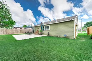 718 W 10th St, Freeport, TX 77541 - Photo 16