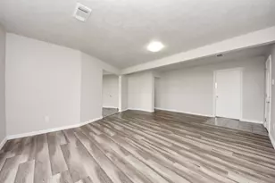 9413 Arden Ct, Houston, TX 77033 - Photo 8