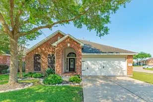 2912 Standing Springs Ln, Dickinson, TX 77539 - Photo 1