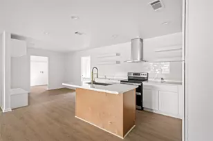 719 E 40th 1/2 St, Houston, TX 77022 - Photo 14