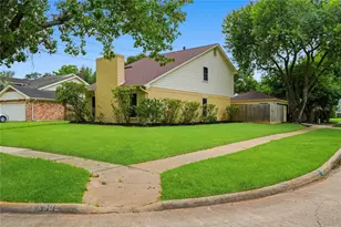 2902 Colony Dr, Sugar Land, TX 77479 - Photo 2