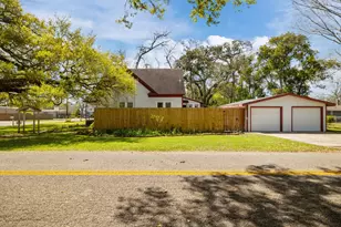 602 W Sealy St, Alvin, TX 77511 - Photo 4