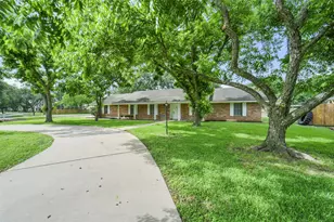 705 Darlene Ln, Wallis, TX 77485 - Photo 1