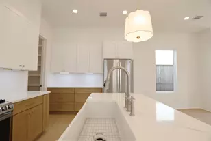 136 E 37th St, Houston, TX 77018 - Photo 8