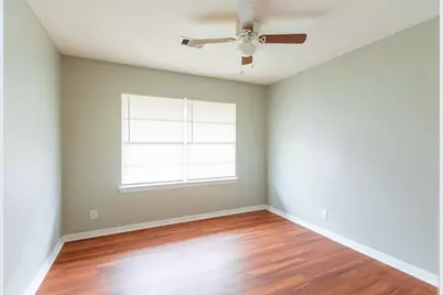 5826 Flamingo Drive, Houston, TX 77033 - Photo 12