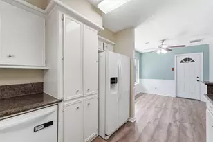 602 Briarclift Ln, Baytown, TX 77521 - Photo 10