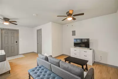 208 W 2nd Street, Sweeny, TX 77480 - Photo 4