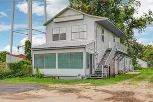 208 W 2nd St, Sweeny, TX 77480 - Photo 1