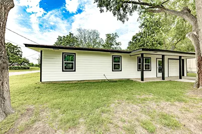 421 W Runk Street, Shiner, TX 77984 - Photo 2