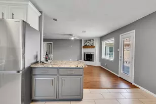 2818 Frostwood Cir, Dickinson, TX 77539 - Photo 8