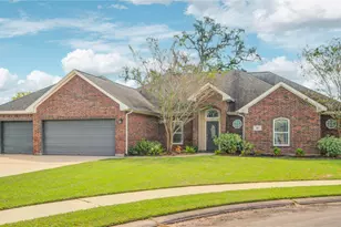 57 Red Maple Ct, Lake Jackson, TX 77566 - Photo 2