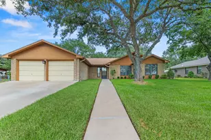 108 Meadow Creek Dr, Schulenburg, TX 78956 - Photo 2