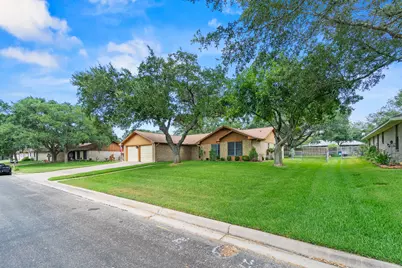108 Meadow Creek Drive, Schulenburg, TX 78956 - Photo 4