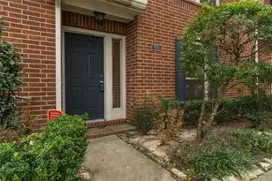 910 W Heights Hollow Ln, Houston, TX 77007 - Photo 2