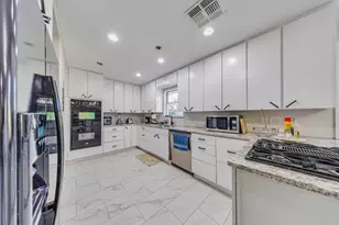 2519 Lazy Lake Dr, Houston, TX 77058 - Photo 8