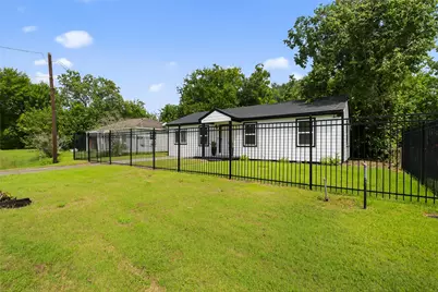 5233 Higgins Street, Houston, TX 77033 - Photo 2
