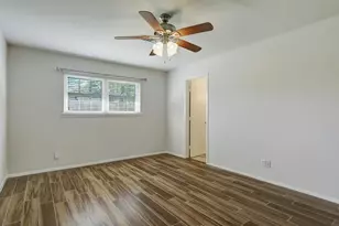 10403 Raritan Dr, Houston, TX 77043 - Photo 12