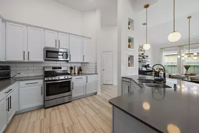 8827 W Crescent Lake Circle, Baytown, TX 77521 - Photo 8