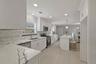 9323 Braes Bayou Dr, Houston, TX 77074 - Photo 10