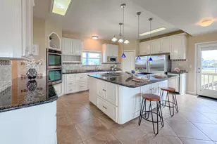 1303 Tiki Dr, Tiki Island, TX 77554 - Photo 6