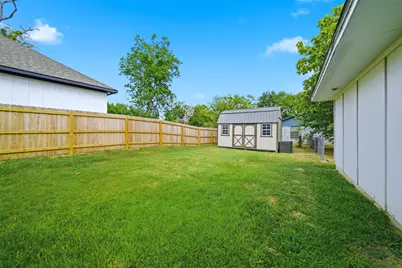 700 N Owensville Street, Franklin, TX 77856 - Photo 18