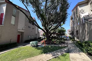 10855 Meadowglen Ln, Houston, TX 77042 - Photo 24