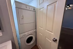 10855 Meadowglen Ln, Houston, TX 77042 - Photo 10