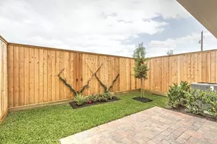 2722 Maxroy St, Houston, TX 77007 - Photo 2
