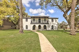 113 Rose Trail, Lake Jackson, TX 77566 - Photo 1