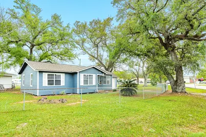 837 Pin Money Street, Clute, TX 77531 - Photo 4