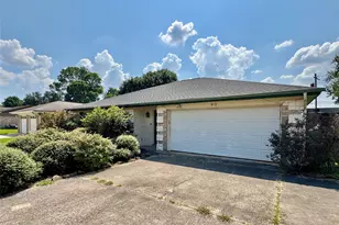 912 S 21st St, Nederland, TX 77627 - Photo 2