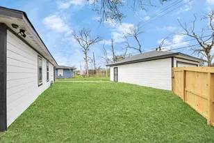 5879 Belcrest St, Houston, TX 77033 - Photo 32