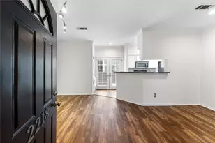 2218 Hopkins St, Houston, TX 77006 - Photo 2