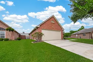 602 W Larkspur Cir, Pearland, TX 77584 - Photo 2