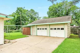 311 Carnation St, Lake Jackson, TX 77566 - Photo 6