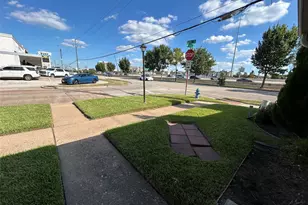 202 W Tri Oaks Ln, Houston, TX 77043 - Photo 16