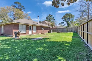 2410 Sherwood Hollow Ln, Houston, TX 77339 - Photo 32